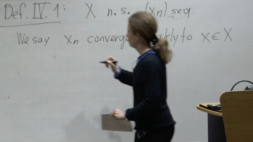 Image of lecturer (Melanie Rupflin) at the whiteboard