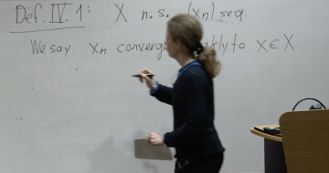 Image of lecturer (Melanie Rupflin) at the whiteboard
