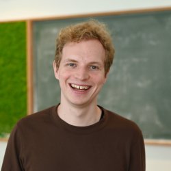 Benedikt Stock in front of a blackboard Benedikt Stock in front of a blackboard